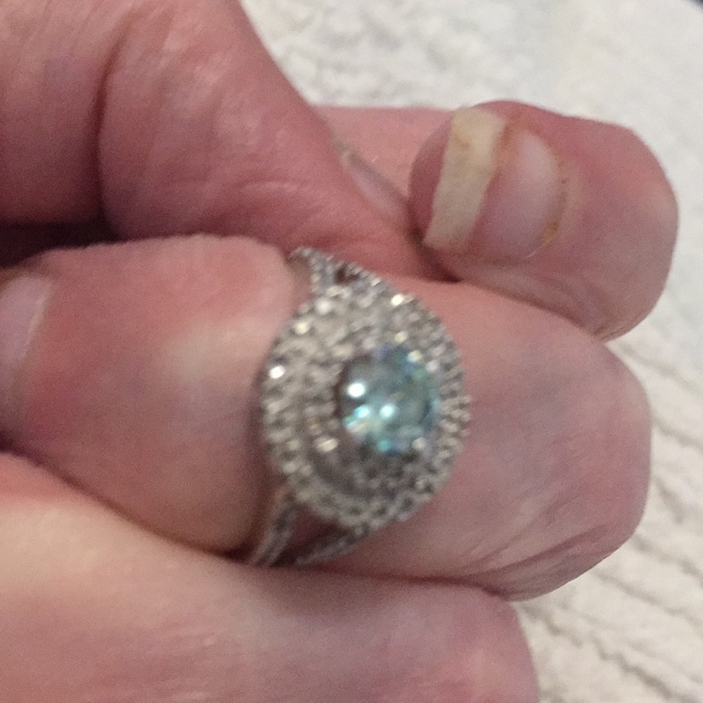 Gold and emerald ring has lovely